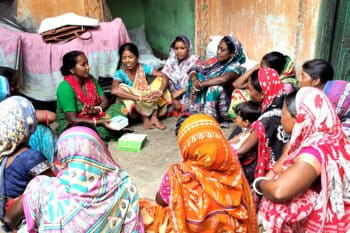 Sushma Devi (in green), a paryavaran sakhi, demonstrates the use of an air quality monitor to women in Mahuda village, Dhanbad. Image courtesy of Deshaj Abhikram.