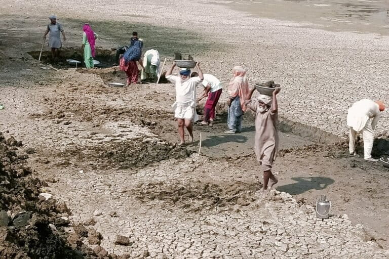 Workers desilt a village pond in Asir village, Sirsa district, Haryana, under MGNREGA, now replaced by the VB–G RAM G Act, 2025. Image by Mulkh Singh via Wikimedia Commons (CC BY-SA 4.0).