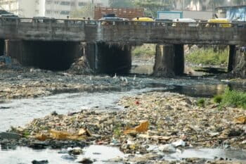 Polluted river in an Indian city. Image by Jan jörg via Wikimedia Commons (Public Domain).
