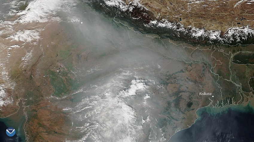 A 2018 image showing a cloud of unhealthy air pollution shrouding the skies over northern India. Image courtesy of NOAA via Wikimedia Commons.