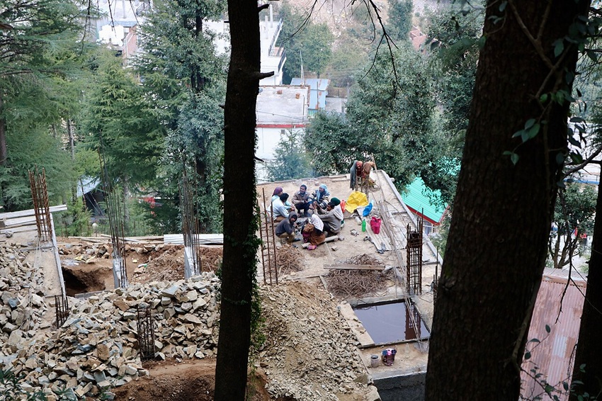 People are leaving cities to escape toxic air 4 Poor households remain disproportionately exposed to air pollution and its impacts. Informal-sector workers often lose jobs when construction is halted, yet lack the means to migrate. Image by Rioneno via Wikimedia Commons (CC BY-SA 4.0).