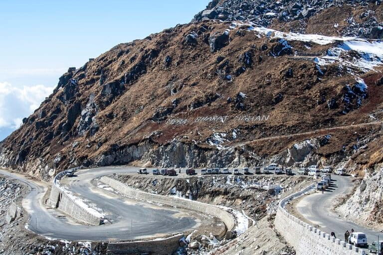 A road winds through Nathu La Pass in Sikkim. Several factors weaken market access like poor road connectivity, landslides, narrow mountain roads, and long distances that affect the freshness of produce and often force distress sales. Representative image by Indrajit Das via Wikimedia Commons (CC BY-SA 3.0).