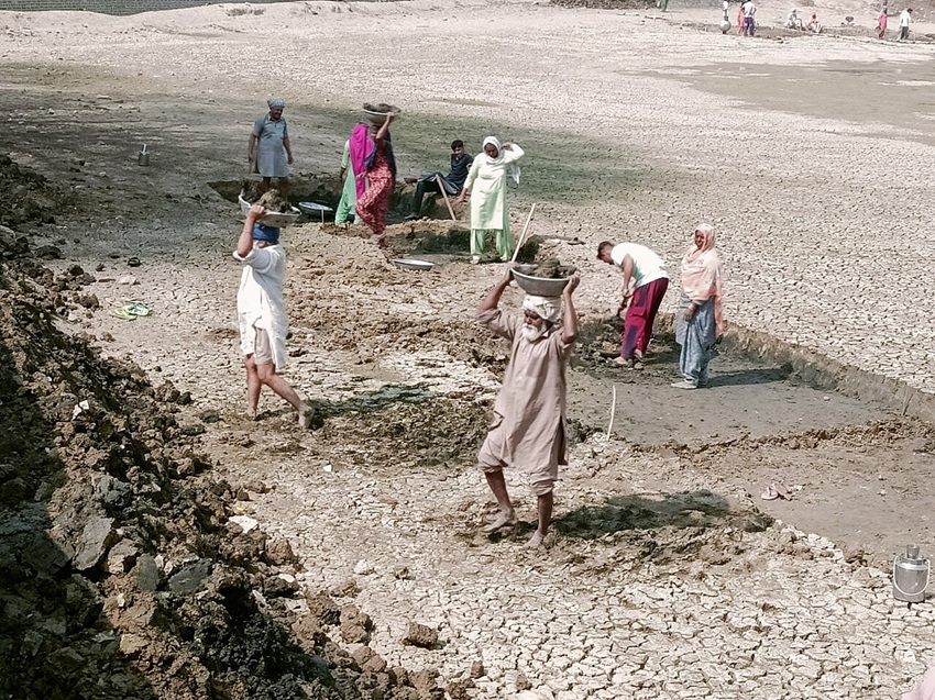 Workers desilt a village pond in Asir village, Sirsa district, Haryana, under MGNREGA, now replaced by the VB–G RAM G Act, 2025. Image by Mulkh Singh via Wikimedia Commons (CC BY-SA 4.0).