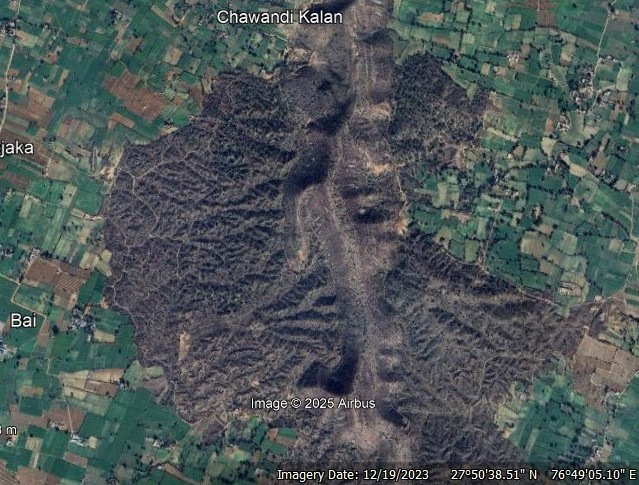 A Google Earth image of an obstacle dune. The hilly terrain of the Aravallis running north to south in the centre, is of a relative height of 50-70 m from the adjacent sandy obstacle dunes (dark grey area), formed by the hills acting as sand traps. Image by Chetan Agarwal.