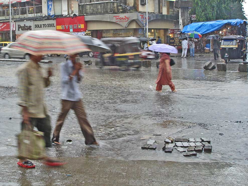 Rainfall and flooding along Linking road, Bandra. Marginalised communities, particularly fisherfolk and those in informal settlements will bear the brunt of this project. Such settlements, which make up 50% of Mumbai's population, are already impacted by urban flooding. Image by PlaneMad via Wikimedia Commons (CC BY-SA 3.0).