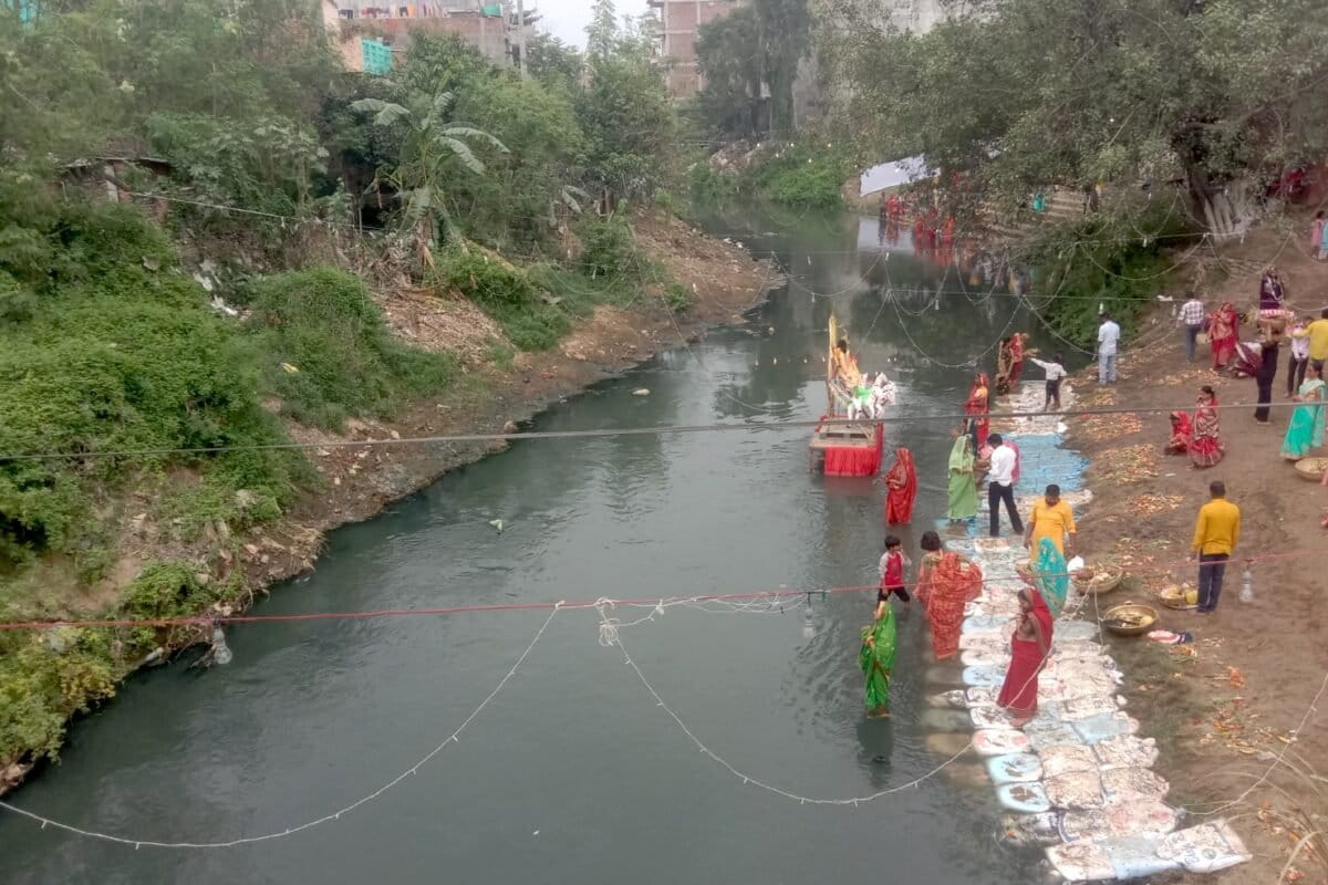 Pilgrims observe the Chhath festival on the banks of the Sirsiya. Image by Suresh Bidari.