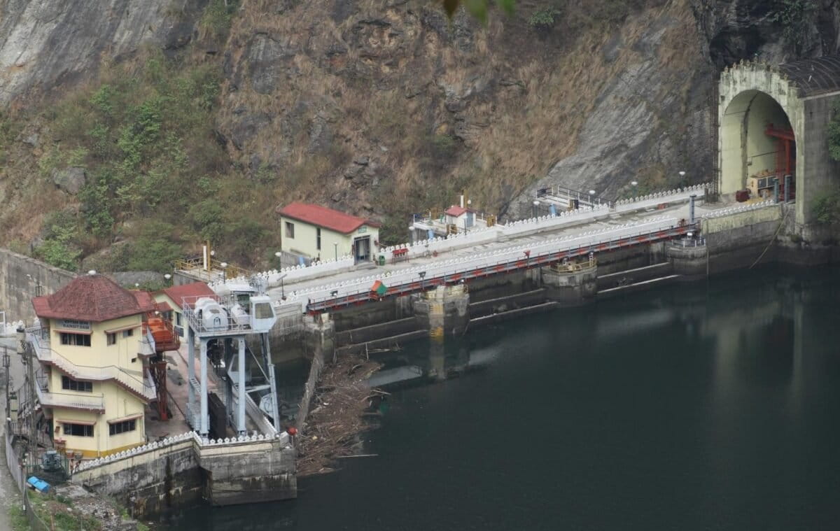 A dam along Rangit River, a tributary of the Teesta River in Sikkim. Hydropower projects can lead to the flooding of extensive areas, displacing communities and hindering critical ecosystem services like fisheries. These losses are more impactful when processes of fair compensation and rehabilitation remain weak. Image by Kothanda Srinivasan via Wikimedia Commons (CC BY 2.0).