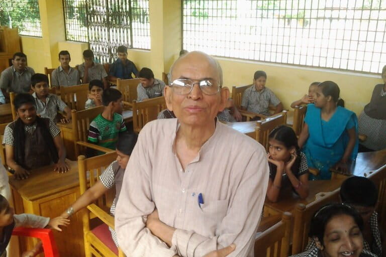 Madhav Gadgil at a school in Kasargod. Image by Harish Vasudevan via Wikimedia Commons (CC BY-SA 3.0).