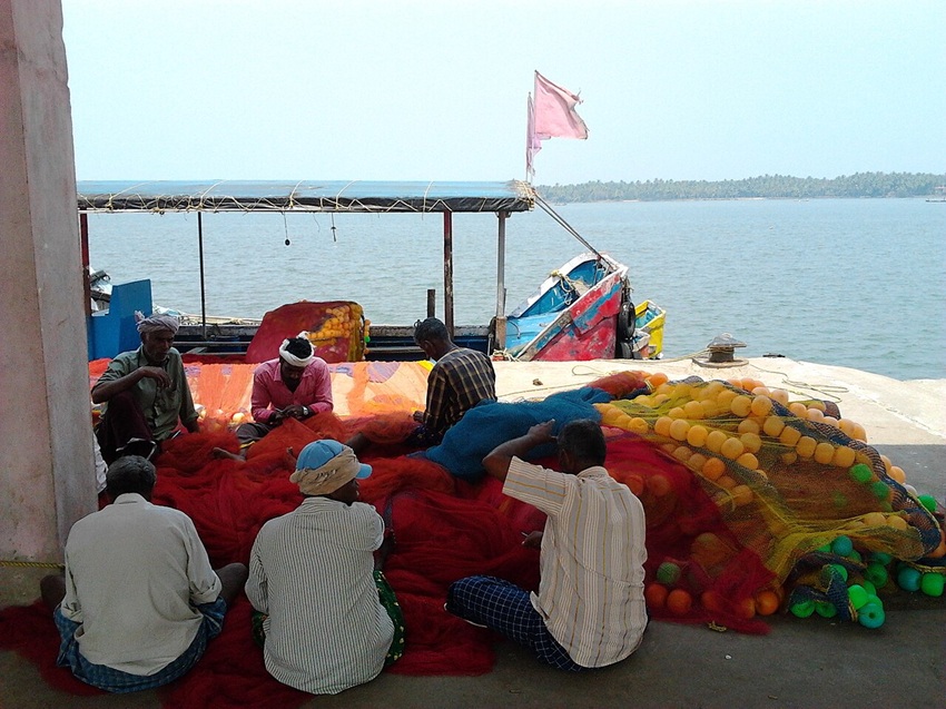 Fishermen in Kerala preparing their nets. Fishing communities are among those witnessing changing coastal patterns on the ground. Image by PP Yoonus via Wikimedia Commons (CC BY-SA 3.0).