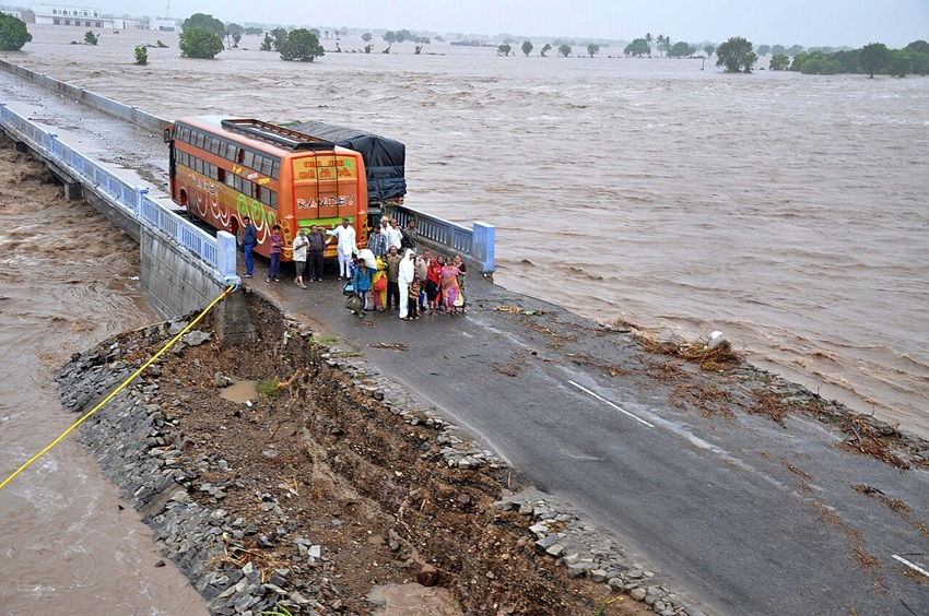 Flood-affected areas of Amreli district, Gujarat, on 24 June 2015. The latest Economic Survey, tabled in January, estimates adaptation- and resilience-related spending at 5.6% of GDP in 2021–22, up from 3.7% in 2015–16. Image courtesy of the Indian Air Force via Wikimedia Commons.