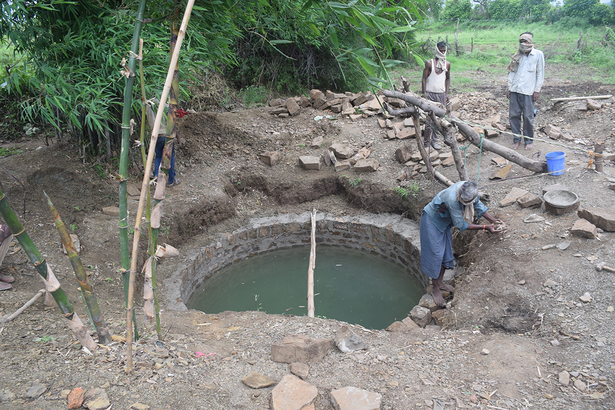 कोविड-19 की वजह से लगाए गए लॉकडाउन के दौरान झिरिया घाट गांव के लोगो ने श्रमदान कर नया कुआं खोदा। फोटो- मनीष चन्द्र मिश्र