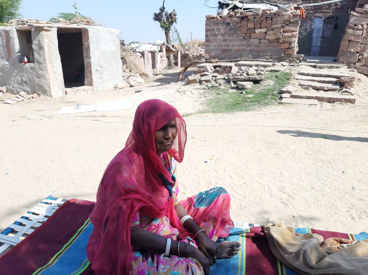 बैनर तस्वीर- कमला भील के पति सिलिकोसिस बीमारी की वजह से नहीं रहे। अब उनका बेटा भी इसी बीमारी से जूझ रहा है। तस्वीर- एमएलपीसी
