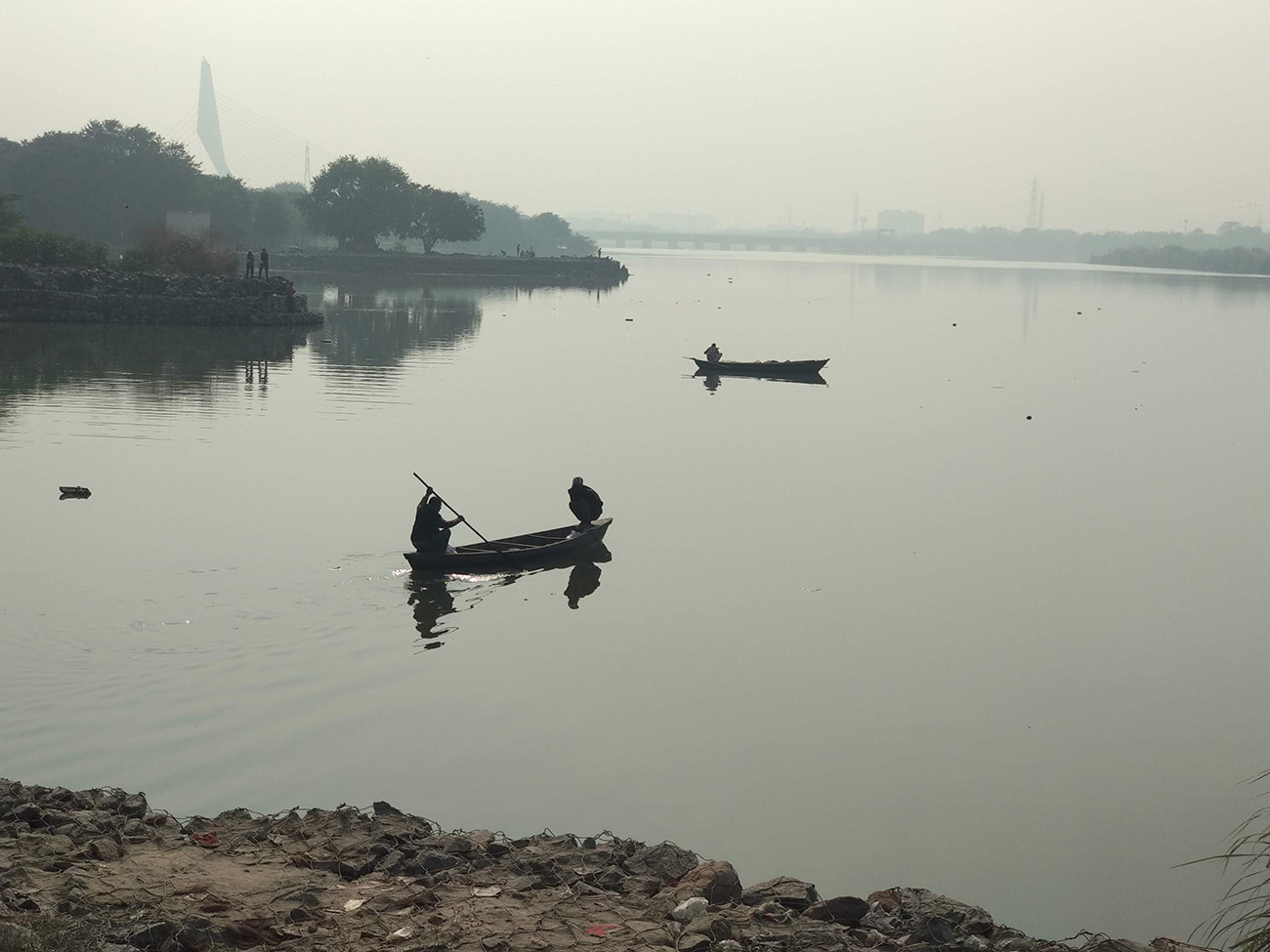 सोनिया विहार दिल्ली में युमना नदी में मछुआरों के नावें। तस्वीर- अवली वर्मा