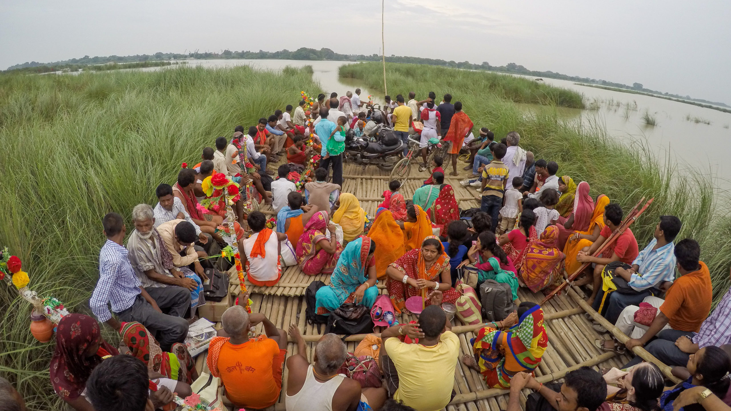 बिहार के सुलतानगंज में नाव से गंगा पार करते श्रद्धालु। फिल्मकार सिद्धार्थ अग्रवाल ने गंगासागर से गंगोत्री तक की पैदल यात्रा कर एक डॉक्यूमेंट्री बनाई है। तस्वीर- सिद्धार्थ अग्रवाल