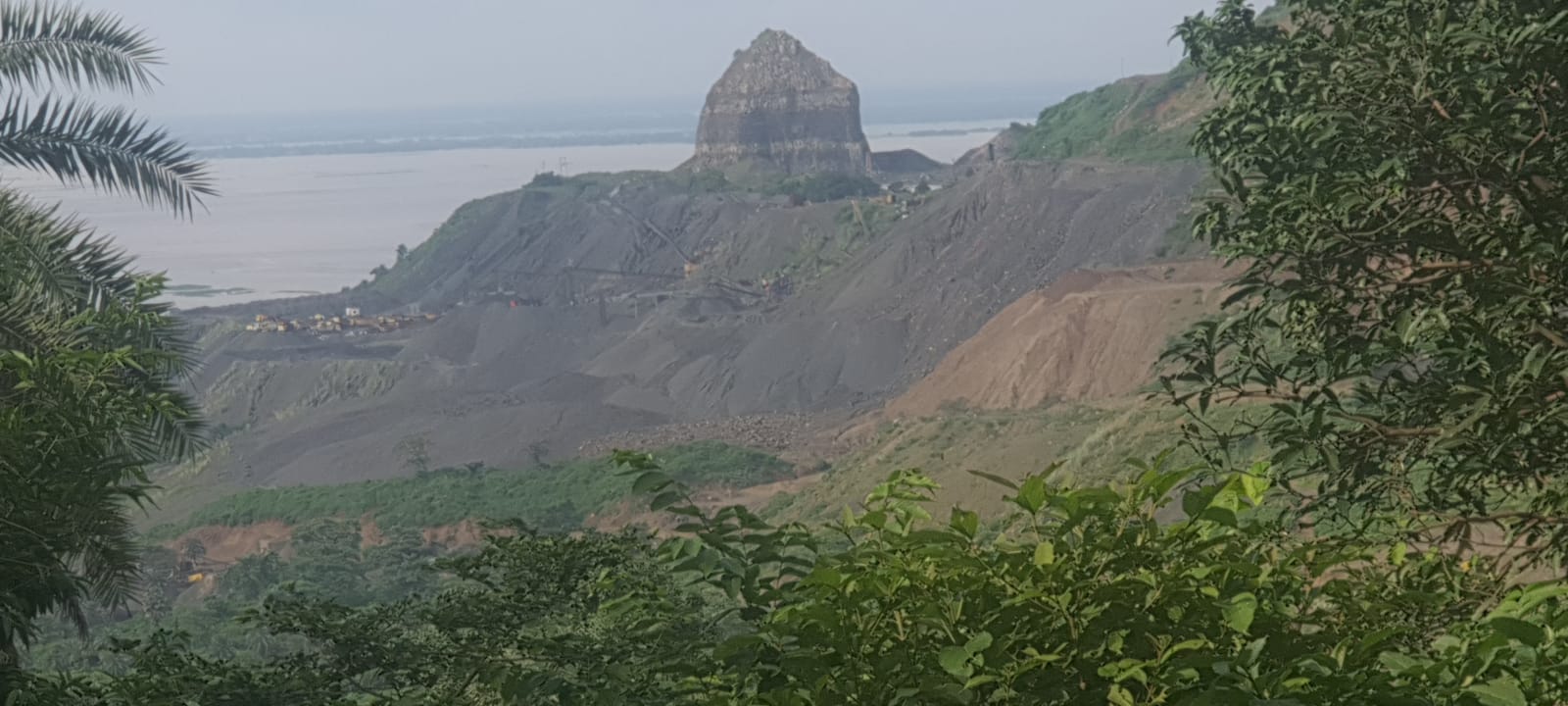 गड़वा पहाड़ी और गंगा। उत्खनन के कारण पहाड़ के धूलकण के पानी में धूल गंगा में जाने से नदी प्रदूषित हो रही है। तस्वीर- राहुल सिंह