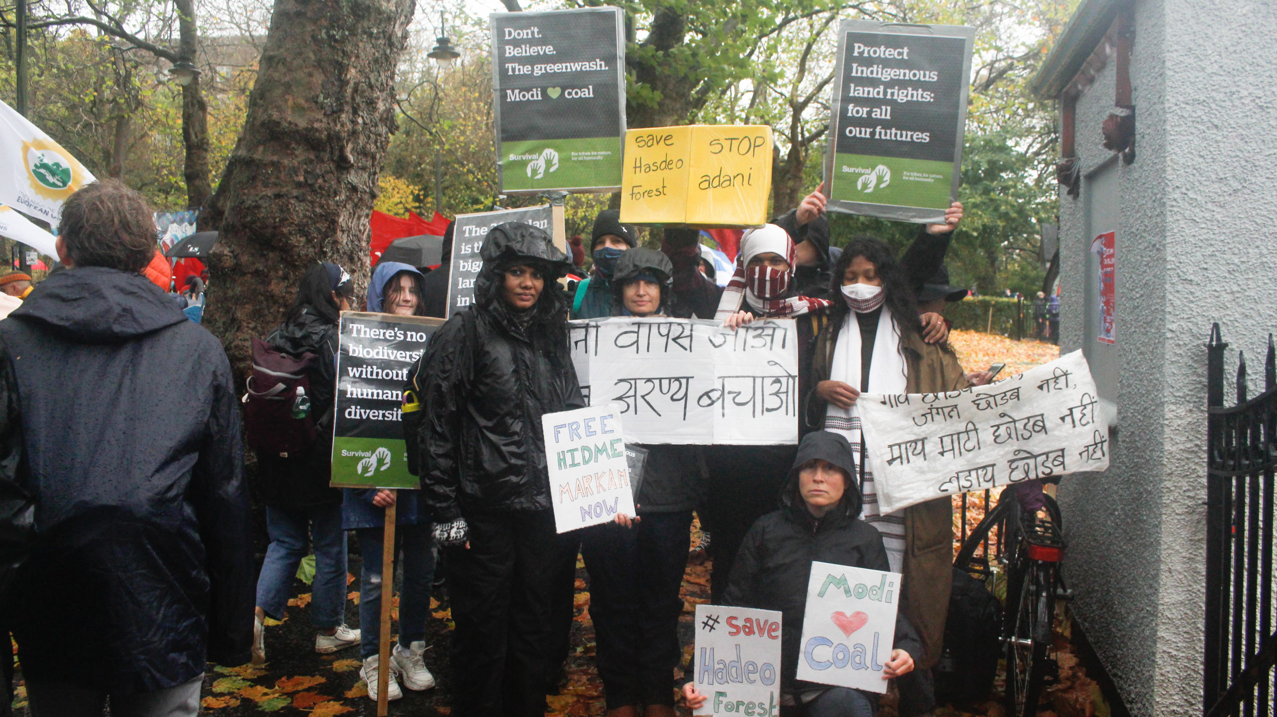 23-वर्षीय एलिस बरवा ने शनिवार को विरोध प्रदर्शन में आदिवासी युवाओं का प्रतिनिधित्व किया। उनके नेतृत्व में गांव छोड़ब नहीं और हसदेव अरण्य बचाओ जैसे पोस्टर्स प्रदर्शनी में शामिल किए गए। तस्वीर- प्रियंका शंकर/मोंगाबे