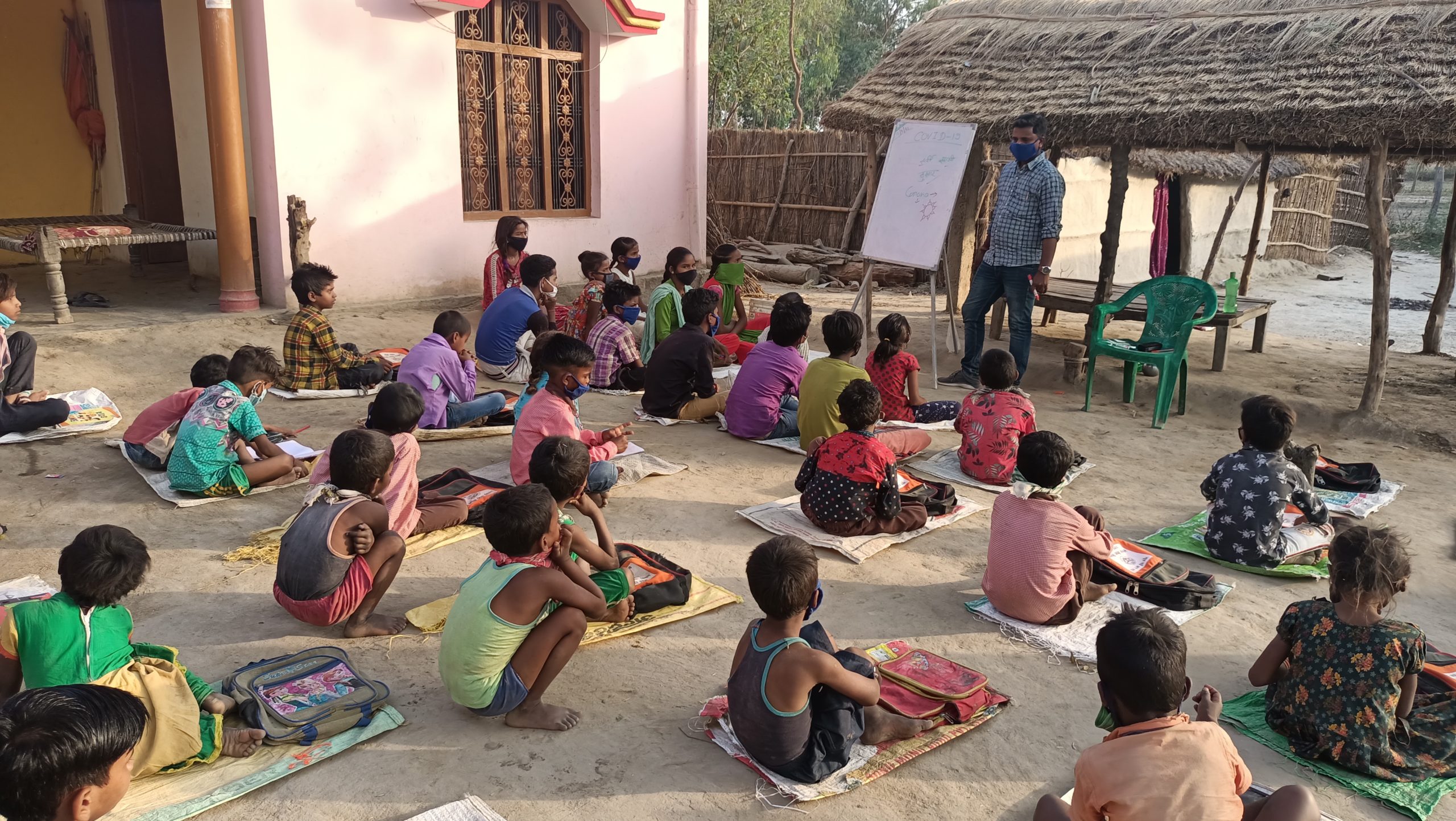 बहराइच जिले के इस स्कूल में बच्चों को कछुआ संरक्षण के लिए प्रेरित किया जाता है। स्कूल के बच्चों ने कई कछुओं की जान बचाई है। तस्वीर- अजीम मिर्ज़ा