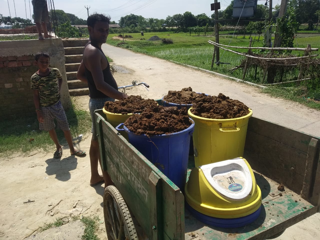 सुखेत मॉडल के तहत गांव के किसानों से 1200 किलो गोबर और खेतों-घरों से निकलने वाला कचरा लिया जाता है। इन किसानों को बदले में रसोई गैस सिलेंडर के लिए पैसे दिए जाते हैं। तस्वीर- राहुल कुमार गौरव