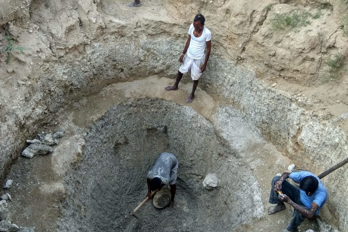 कुएं की खुदाई में मारुवन परियोजना की टीम की मदद करते स्थानीय लोग। गौरव गुर्जर द्वारा फोटो।