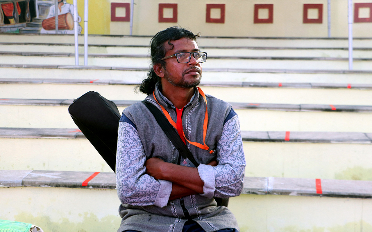 नरेन हांसदा ने संथाली और बंगाली भाषाओं में कम से कम 120 गीतों की रचना की है। तस्वीर- तज़ीन कुरैशी