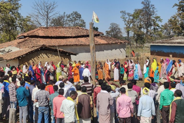 इलाके के आदिवासी पहले ही इस खदान के ख़िलाफ़ महीनों तक धरना प्रदर्शन कर चुके थे। उनका कहना था कि जिस इलाके में परसा कोयला खदान है, वह पांचवीं अनुसूची का इलाका है, जहां इस तरह के खनन के लिए ग्रामसभा की अनुमति आवश्यक है। तस्वीर- आलोक प्रकाश पुतुल