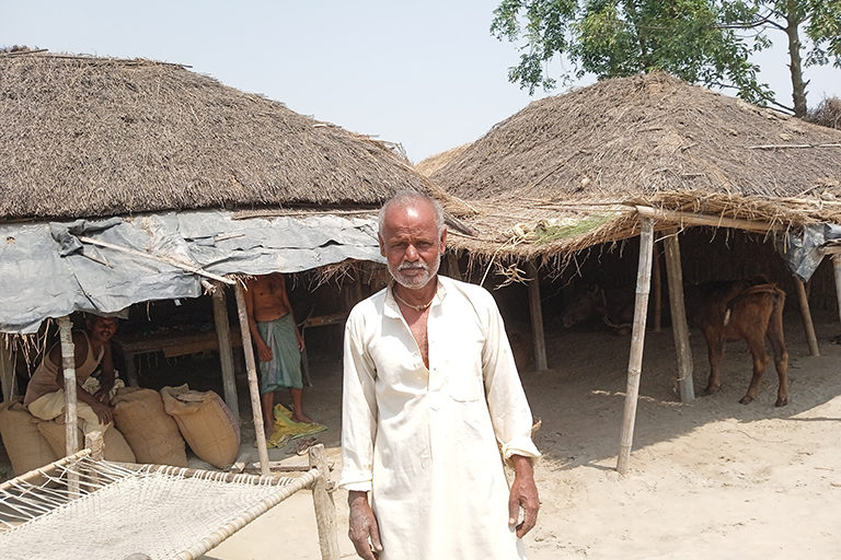 सत्यनारायण यादव के पूर्वजों के पास 100 बीघा जमीन थी, लेकिन अभी उनके पास सिर्फ 40 बीघा जमीन बची हुई है। कोसी की धाराएं इतनी बार बदल गईं कि उन्हें मालूम नहीं कि बाकी जमीन कहां है। फोटो: उमेश कुमार राय Md. Zakir: मो. जाकिर की पांच एकड़ जमीन नदी में समा चुकी है। अगर नये सिरे से सर्वेक्षण होता है, तो उनकी इस जमीन का मालिकाना हक बिहार सरकार को मिल जाएगा। तस्वीर- उमेश कुमार राय/मोंगाबे