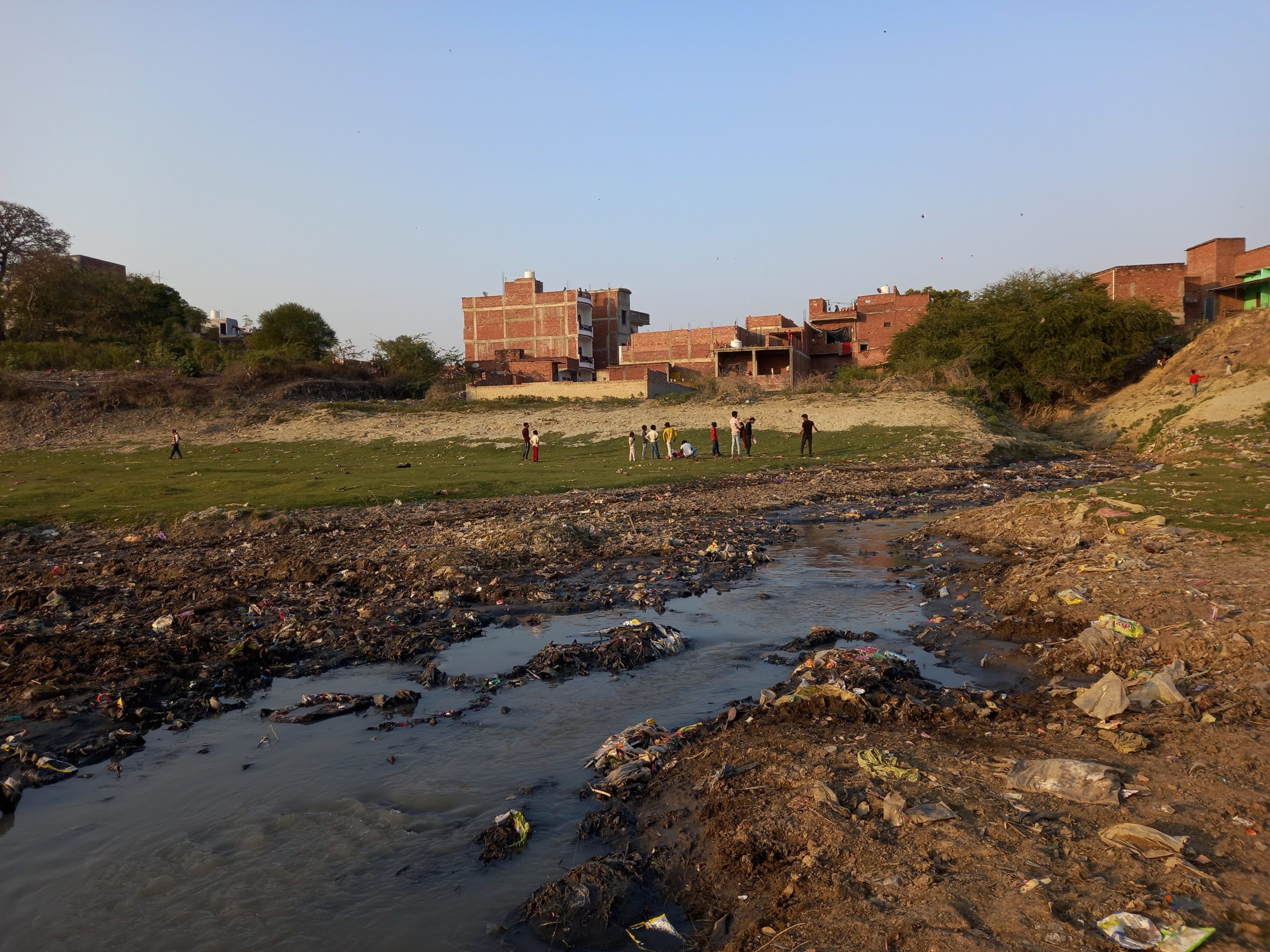 जौनपुर शहर में गोमती नदी में कुल 14 नाले गिरते हैं और इन नालों से प्रतिदिन 30 एमएलडी कचरा डिस्चार्ज होता है। तस्वीर- आनंद देव/मोंगाबे