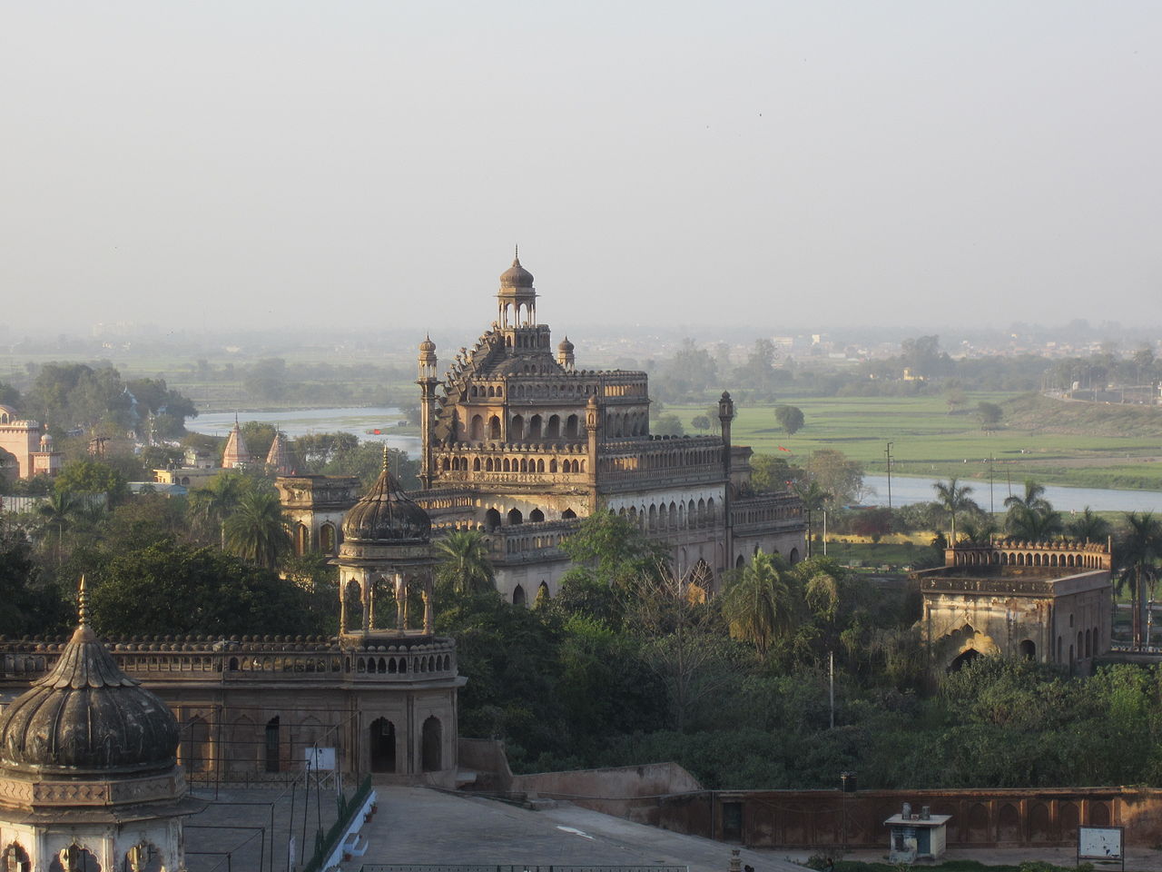 गोमती किनारे बसा लखनऊ शहर।