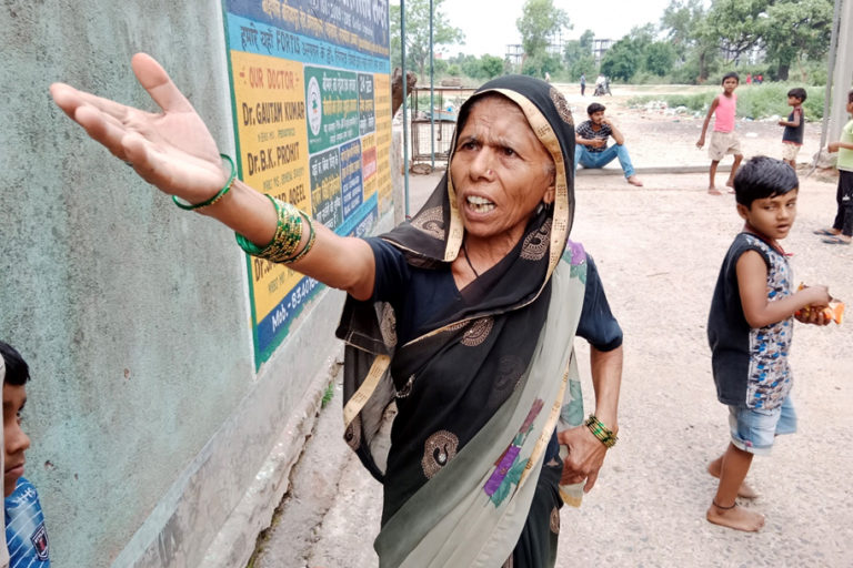 बेलगड़िया कॉलोनी में रहने वाली अली की मां खराब निर्माण व बुनियादी सुविधाओं को लेकर अपना गुस्सा जताते हुए।