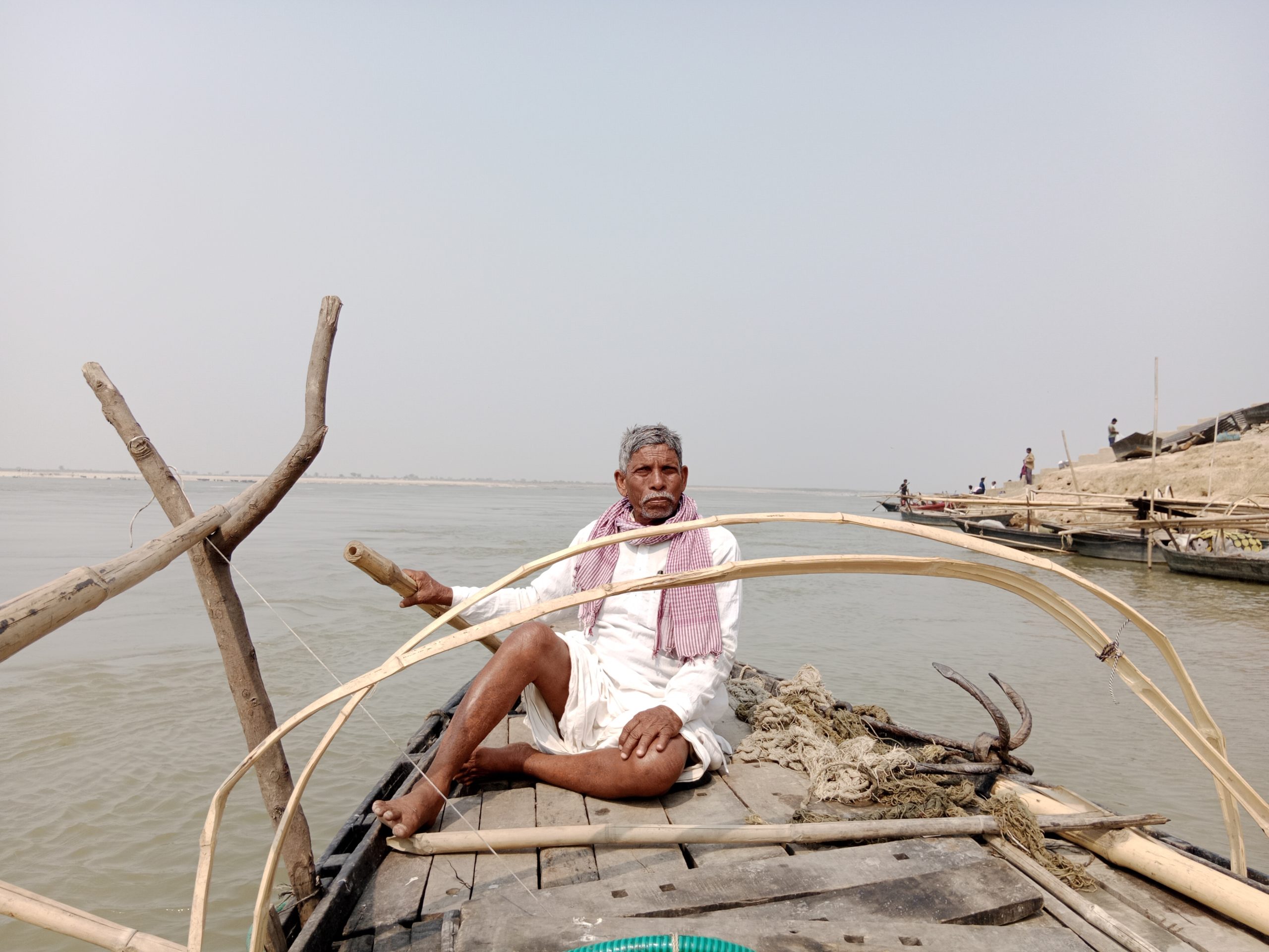 कहलगांव के 65 वर्षीय दशरथ सहनी डॉल्फिन मित्र के तौर पर संरक्षण का काम करते हैं। वह हर दिन नाव से आठ से दस किमी की गश्त करके संदिग्ध गतिविधियों पर नजर रखते हैं। तस्वीर- राहुल सिंह/मोंगाबे