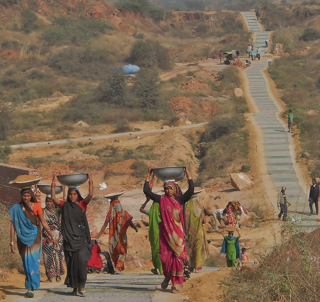 एक नए अध्ययन में हर साल के अधिकतर दिनों में उच्च स्तर की खतरनाक गर्मी होने का संकेत दिया गया है। इससे गर्मी से होने वाली बीमारियों में काफी इजाफ़ा होगा। ख़ास तौर से बुजुर्गों, आउटडोर काम करने वाले श्रमिकों और कम आय वाले लोगों में। तस्वीर- माइकल कैनन/विकिमीडिया कॉमन्स।