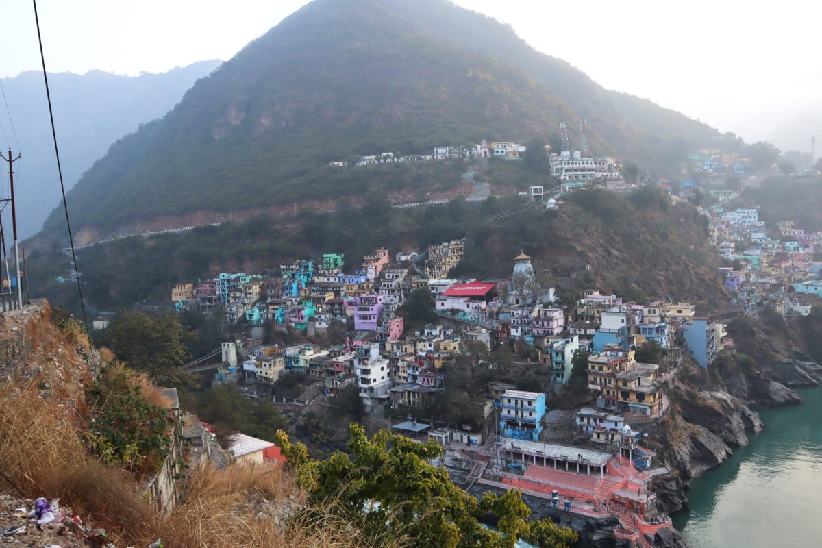 उत्तराखंड में देवप्रयाग में ढलान के किनारे बने भवन। तस्वीर- मनीष कुमार / मोंगाबे
