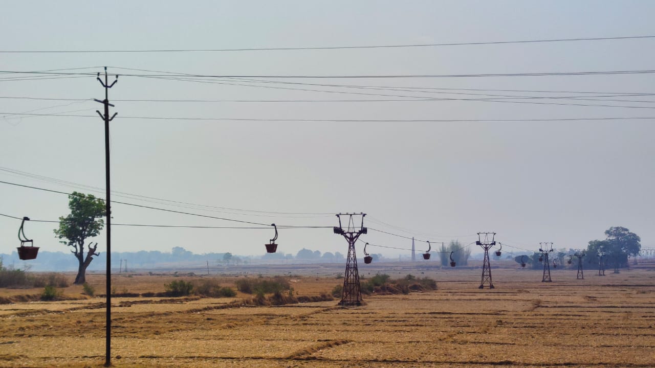 लोहरदगा जिला स्थित बगरू हिल पर मौजूद एक बॉक्साइट खदान की तस्वीर। जो खेत खनन के लिए नहीं लिए गए हैं, वह खनन के दौरान निकली धूल व बारिश के दिनों में बहकर आये खदानों के अपशिष्ट से खराब हो जाते हैं। तस्वीर- राहुल सिंह