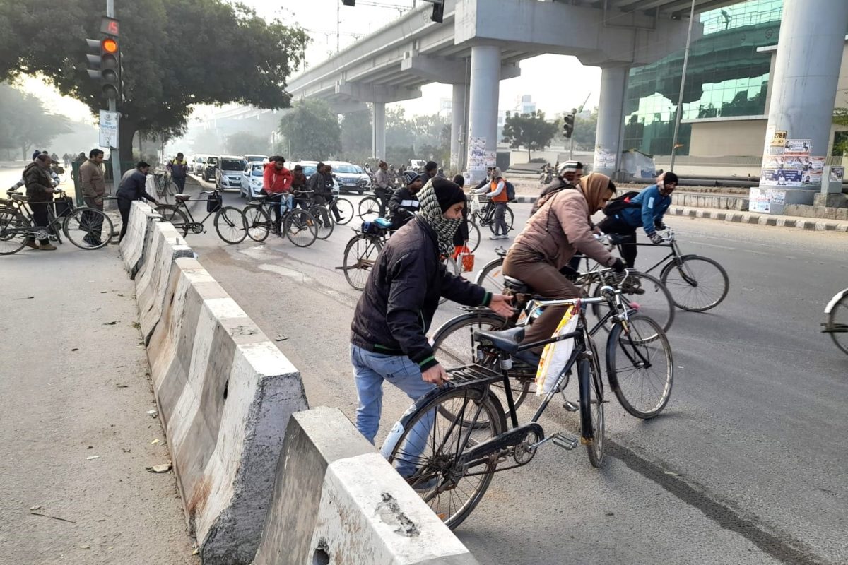 साइकलिंग के खराब मूलभूत ढांचे और मोटरगाड़ियों के हिसाब से डिजाइन किए गए शहर दिल्ली में साइकलिंग की संभावनाओं को बेहतर बनाने के रास्ते में सबसे बड़ी बाधा हैं। तस्वीर- राहुल गोयल
