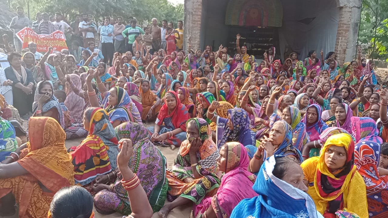 धिनकिया में पोस्को के खिलाफ विरोध प्रदर्शन (2017 से पहले)। जेएसडब्ल्यू परियोजना के लिए भूमि पहले दक्षिण कोरियाई इस्पात प्रमुख पोस्को की परियोजना के लिए ली गई थी। समुदायों के एक दशक लंबे विरोध के चलते साल 2017 में पोस्को ने अपने कदम पीछे खींच लिए थे। तस्वीर - विशेष व्यवस्था के तहत।