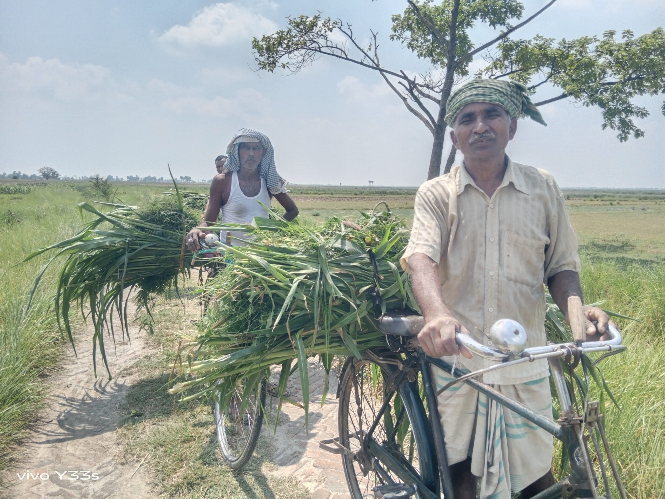 चकैया गांव के किसान, जिनका कहना है कि बारिश के महीने में यह इलाका पानी में डूब जाता है। तस्वीर- राहुल सिंह/मोंगाबे