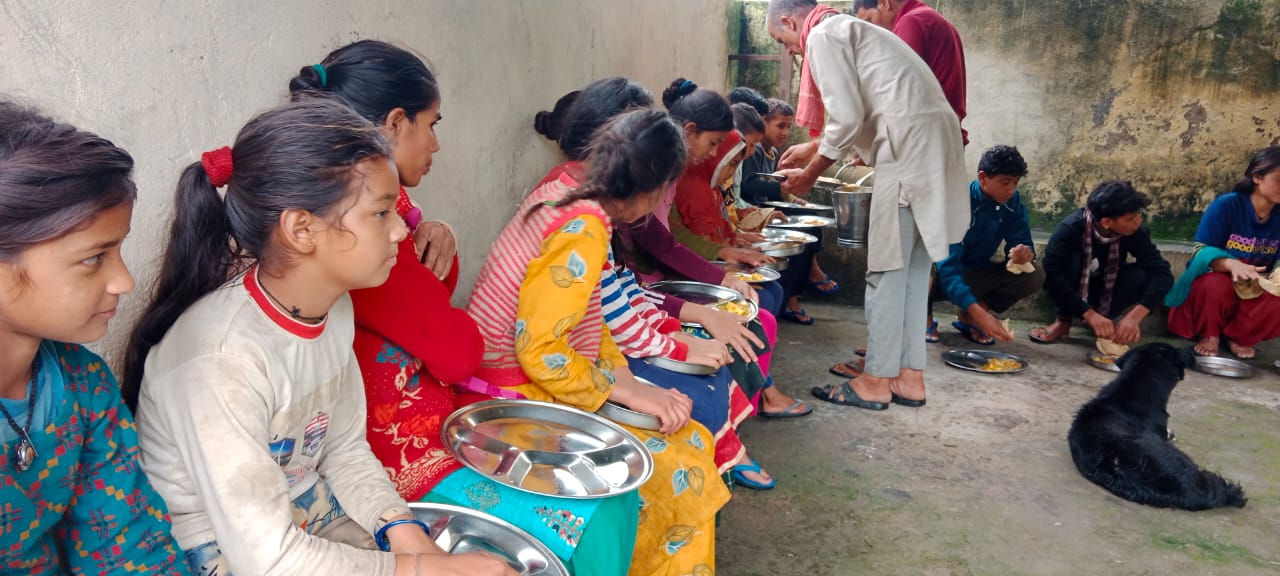 स्यूसाल गांव के लोगों ने अपने गांव में प्लास्टिक डिस्पोजेबल के इस्तेमाल को पूर्ण रूप से बंद कर दिया है। अब गांव में होने वाले किसी भी छोटे या बड़े समारोह में प्लास्टिक के दोने, प्लेट और ग्लास के स्थान पर स्टील के बर्तनों का इस्तेमाल किया जाता है। तस्वीर- सत्यम कुमार/मोंगाबे