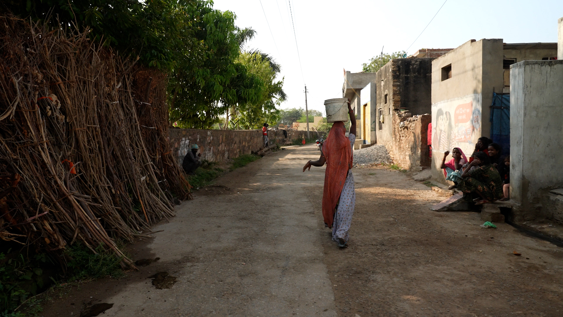 बिछड़ी में ज्यादातर लोग अपना सबसे ज्यादा समय पानी भरने और लाने में बिताते हैं। तस्वीर- शिवा सिंह।