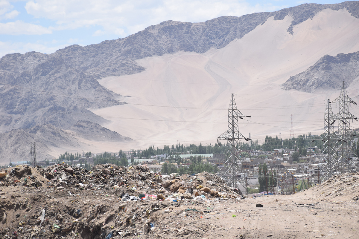 लेह में साल 2022 की पहली तिमाही यानी जनवरी से मार्च के बीच 244.53 टन कचरा उत्पन्न हुआ वहीं इस दौरान कारगिल में 36 टन कचरा उत्पन्न हुआ। तस्वीर- मनीष चंद्र मिश्र/मोंगाबे