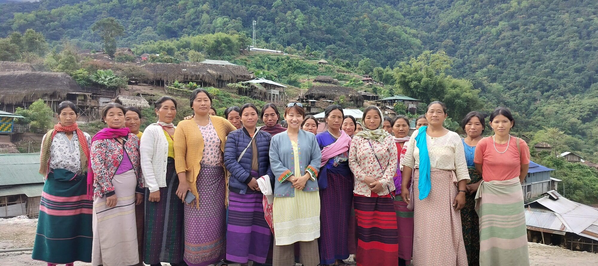 गेपो आली की संस्थापक, डिमम पर्टिन (बीच में) अरुणाचल प्रदेश के ऊपरी सियांग जिले के सिबुक गांव की महिला किसानों के साथ। गेपो आली स्थानीय महिलाओं की मदद से अन्यत जैसे पारंपरिक मोटे अनाज को नया जीवन देने के लिए काम करती हैं। तस्वीर-संस्कृता भारद्वाज/मोंगाबे।