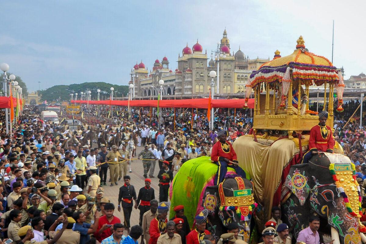 मैसूरु दशहरा जुलूस के दौरान देवी चामुंडेश्वरी का स्वर्णजड़ित हौदा (पालकी) ले जाते हाथी अर्जुन की एक फ़ाइल तस्वीर। तस्वीर - मधुसूदन एसआर।