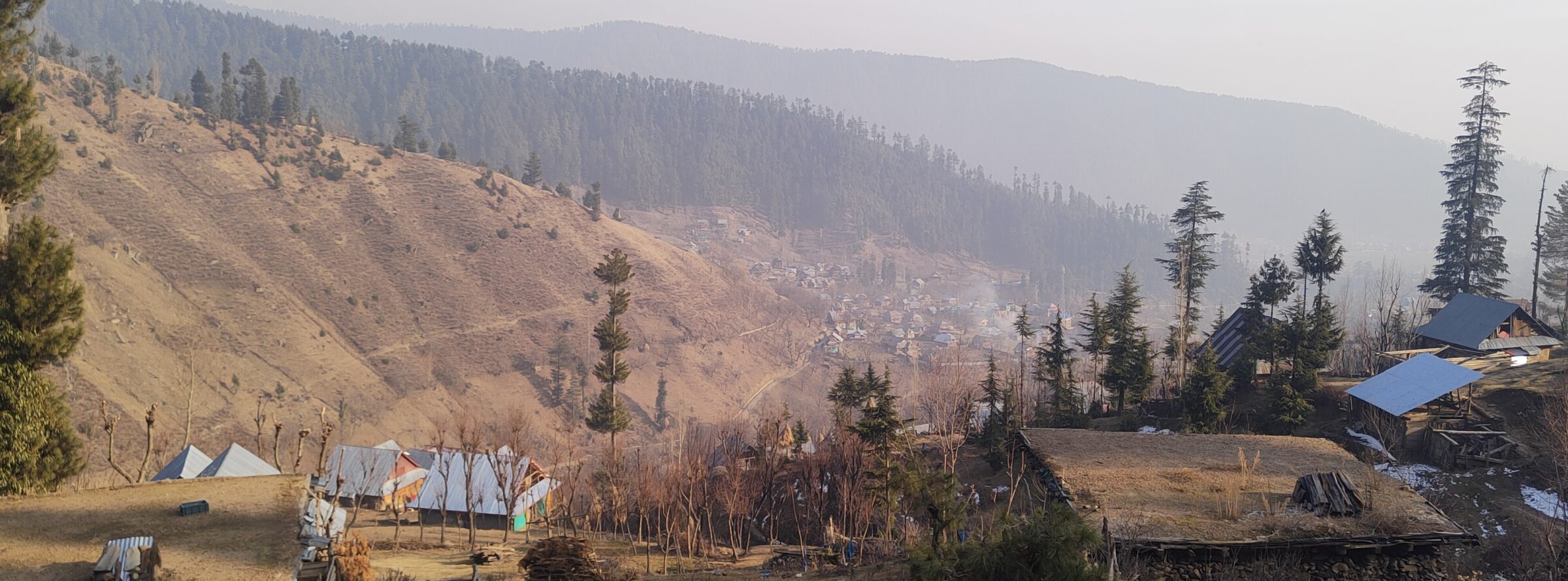 कश्मीर में बर्फ से सूनी पहाड़ी ढलानें। तस्वीर - मुदस्सिर कुल्लू।