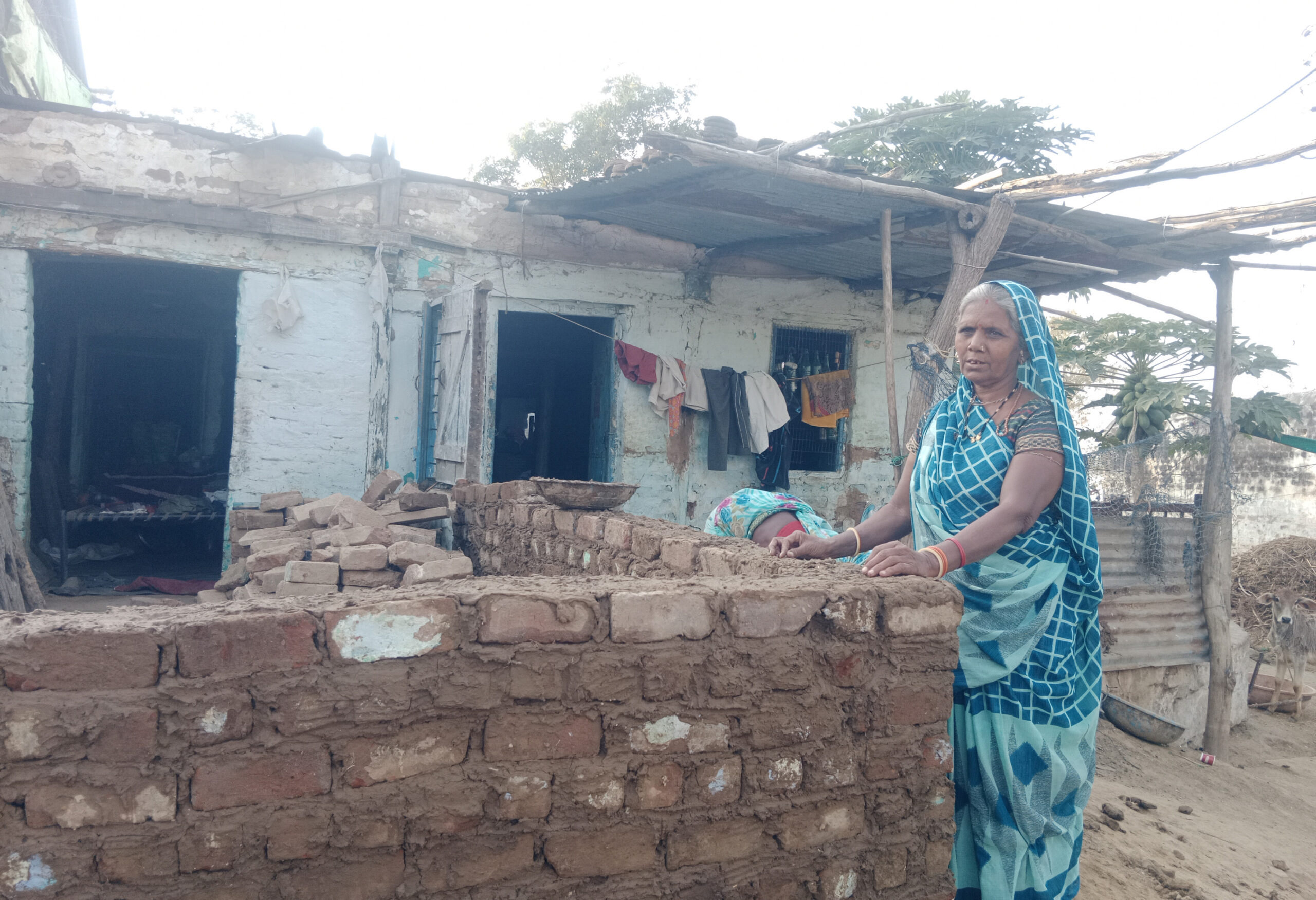बड़वानी जिले के कुकरा राजघाट गांव की रहनेवाली सुमित्रा दरबार। यह गांव बड़वानी जिले की बड़वानी तहसील के बिरखेड़ा पंचायत में पड़ता है और पिछले साल की बाढ़ के दौरान टापू बन गया था। तस्वीर- राहुल सिंह/मोंगाबे