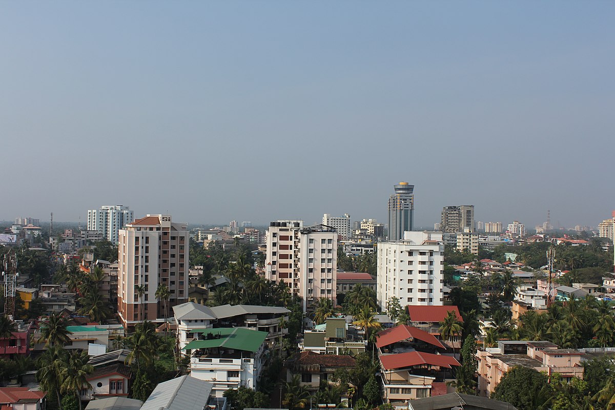 कोच्चि शहर का विहंगम दृश्य। जानकारों का कहना है कि कोच्चि और पंजिम जैसे छोटे शहरों में आने वाले सालों में बहुत तेज़ी से शहरीकरण देखने को मिलेगा। तस्वीर: गेयो जॉन/विकिमीडिया कॉमन्स।