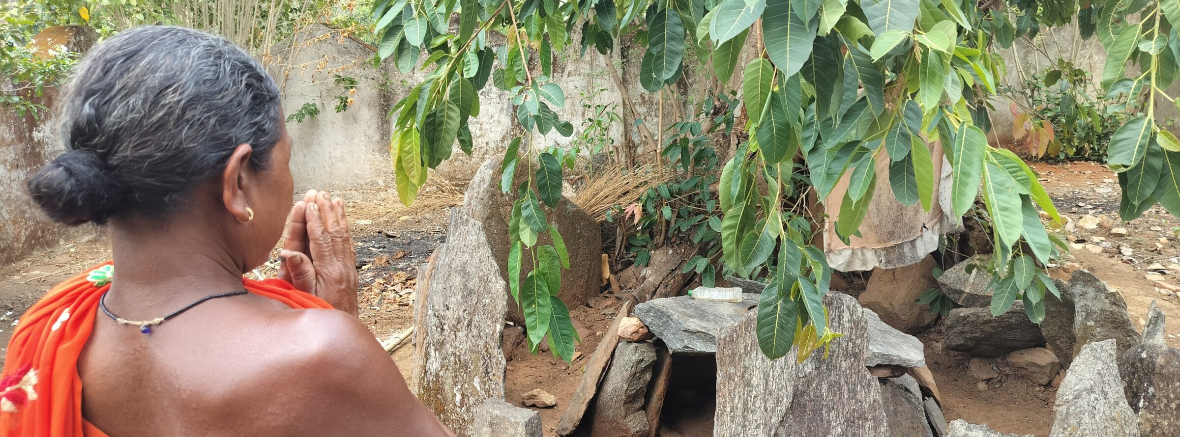 हाथीपाखना गांव का निवासी हुंडी या मंदिर में प्रार्थना कर रहा है। तस्वीर- सिमरिन सिरुर/मोंगाबे 