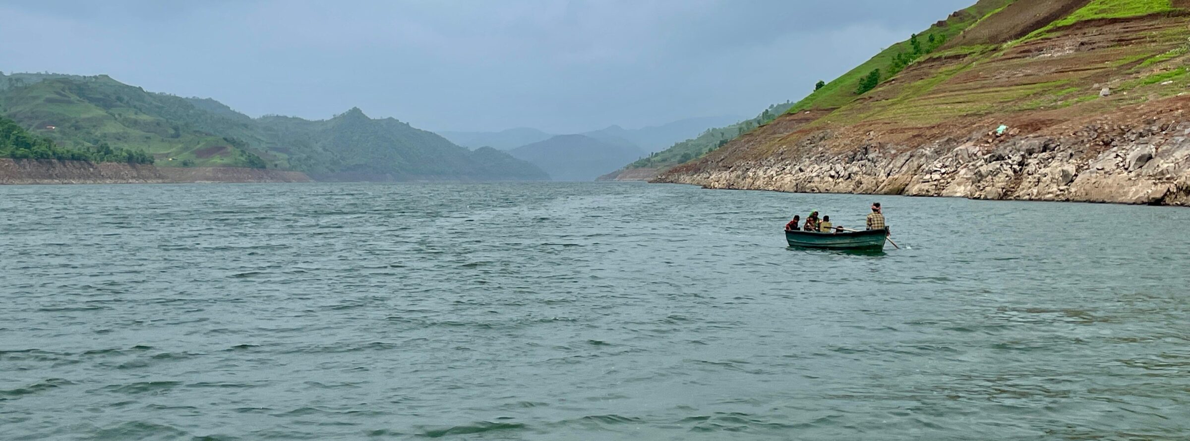 मध्य प्रदेश के बड़वानी जिले के आदिवासी गांवों से होकर बहती नर्मदा नदी। तस्वीर - रचित तिवारी।
