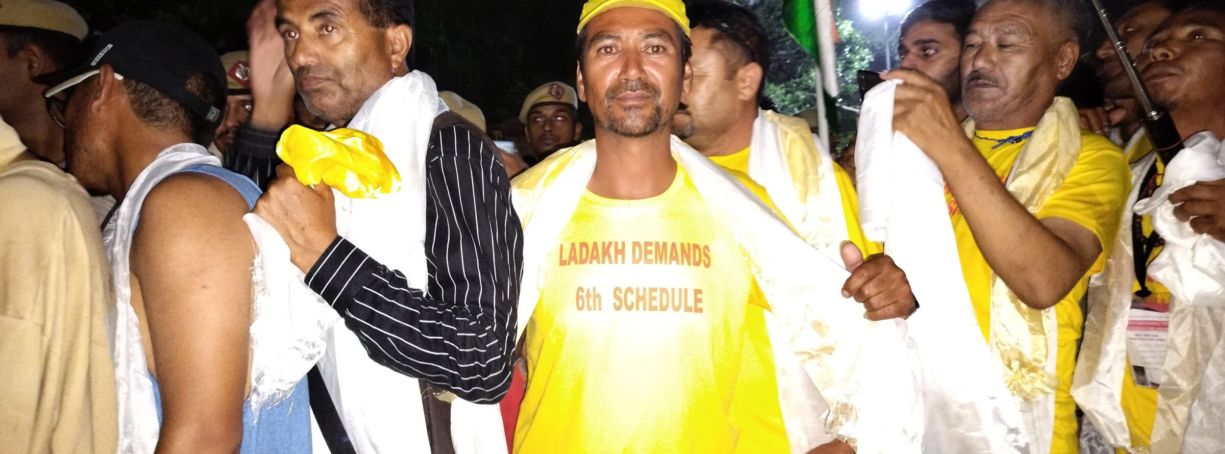 दिल्ली पुलिस द्वारा रिहा किए जाने के बाद राजघाट पर श्रद्धांजलि देने के लिए कतार में खड़े पदयात्री। तस्वीर- सिमरिन सिरुर/मोंगाबे।