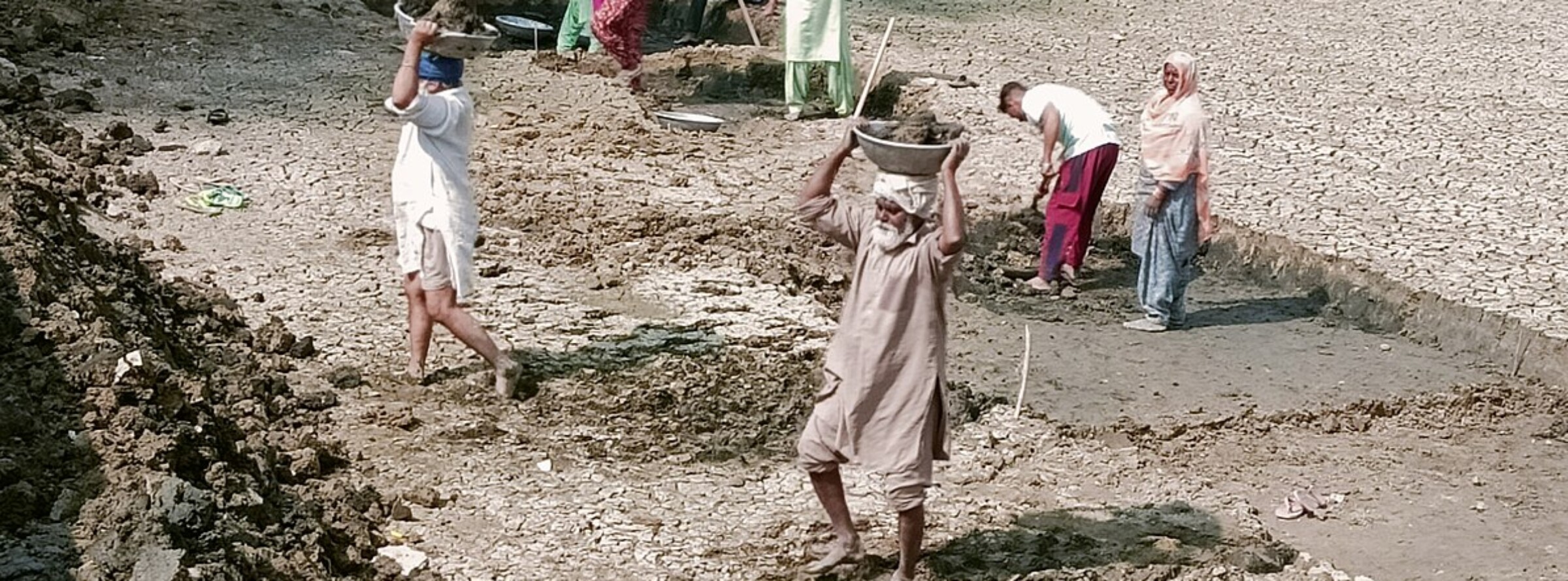 हरियाणा के सिरसा में तालाब से मिट्टी हटाने का काम करते हुए मनरेगा मजदूर। तस्वीर- मुल्ख सिंह/विकिमीडिया कॉमन्स (CC BY-SA 4.0)।