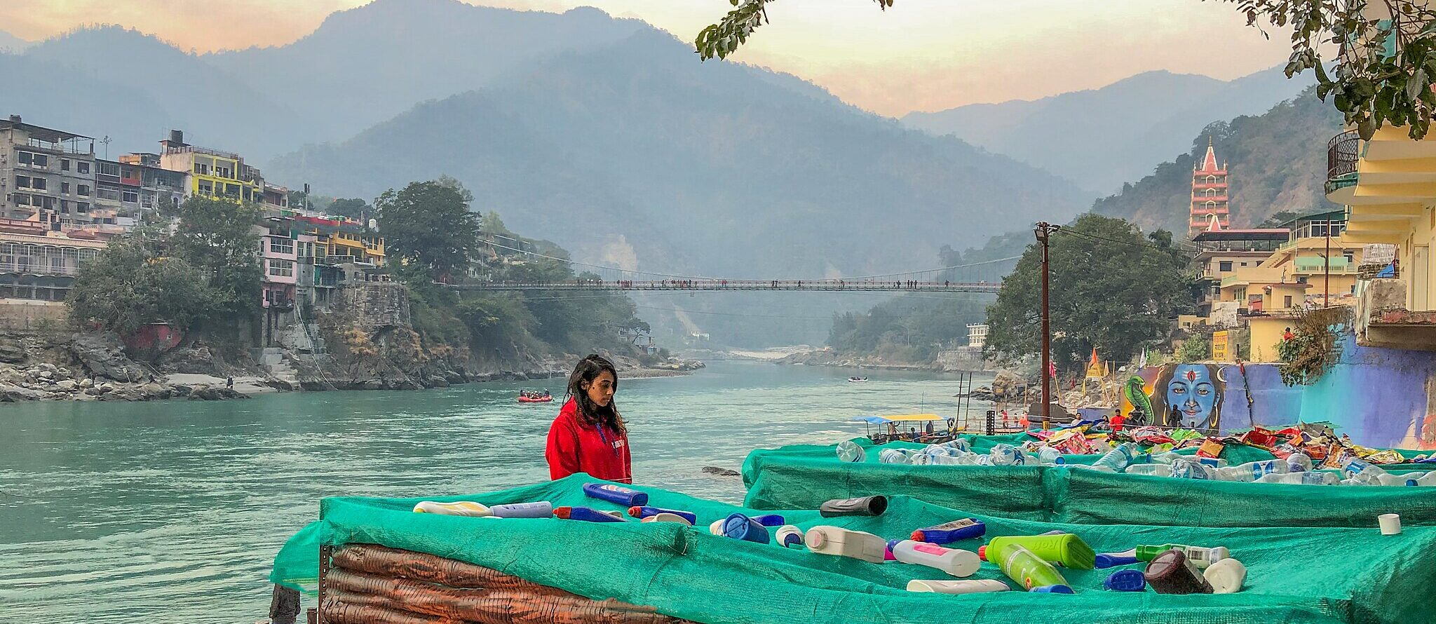 गंगा नदी में प्लास्टिक प्रदूषण के खिलाफ विरोध दर्ज कराती एक कार्यकर्ता। तस्वीर- आकाशरनीसन, विकिमीडिया कॉमन्स [CC BY-SA 4.0] 