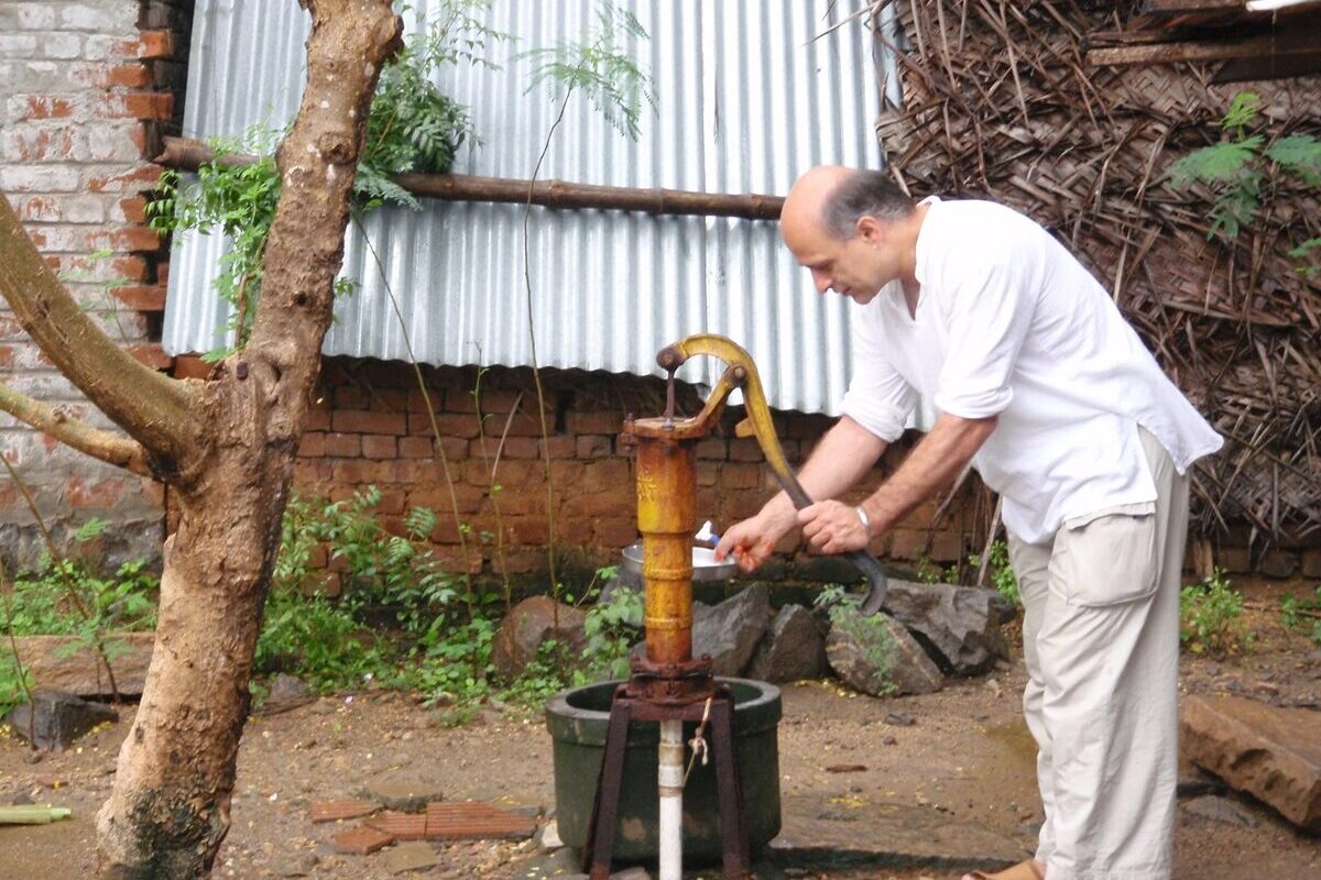 एक सरकारी सर्वेक्षण से पता चलता है कि भूजल के एकत्र किए गए नमूनों में से लगभग पांचवें हिस्से में प्रदूषण की सीमा तय मात्रा से ज्यादा है, जिसमें नाइट्रेट और रेडियोधर्मी यूरेनियम की बड़ी मात्रा शामिल है। फ्लिकर (CC-BY-2.0) के जरिए सुसाना सचिवालय की तस्वीर।